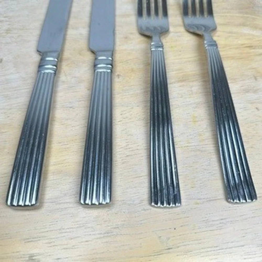 REED & BARTON CRESCENDO II Stainless 18/10 2 Dinner Forks & 2‎ Dinner Knives